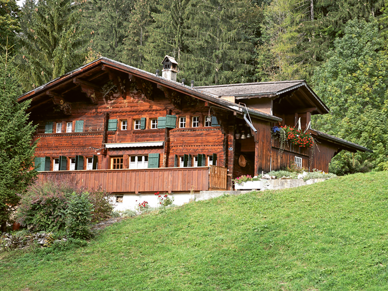 Ein typisches Simmentaler Bauernhaus mit Gibel und schönem Holz.