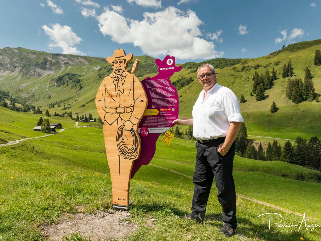 Ueli Moor bei einem Posten des Jodlerwegs zum Thema Jodeln in den USA