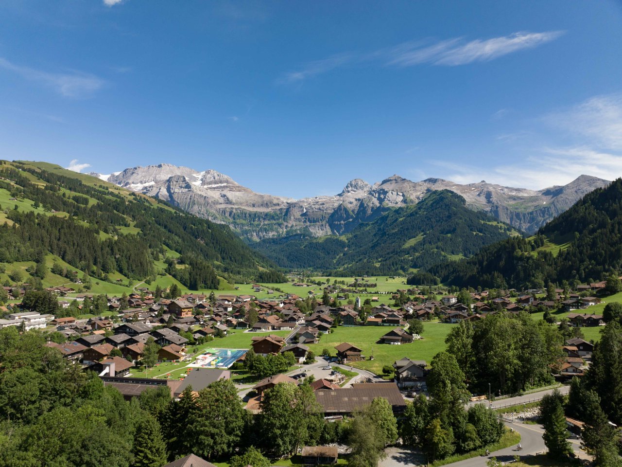 Sicht auf den Talabschluss an der Lenk mit Schneebedeckten Bergen und sonnigem Wetter